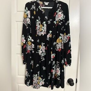 Old Navy Floral Dress. Gently worn. Size M.